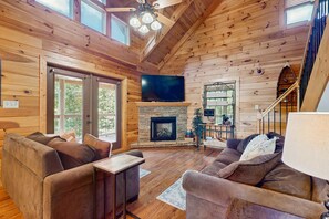 TV, fireplace, DVD player, foosball - Lakeside Cabin, Sleep 18・Hot tub・Games・Dog Welcome (Caryville)