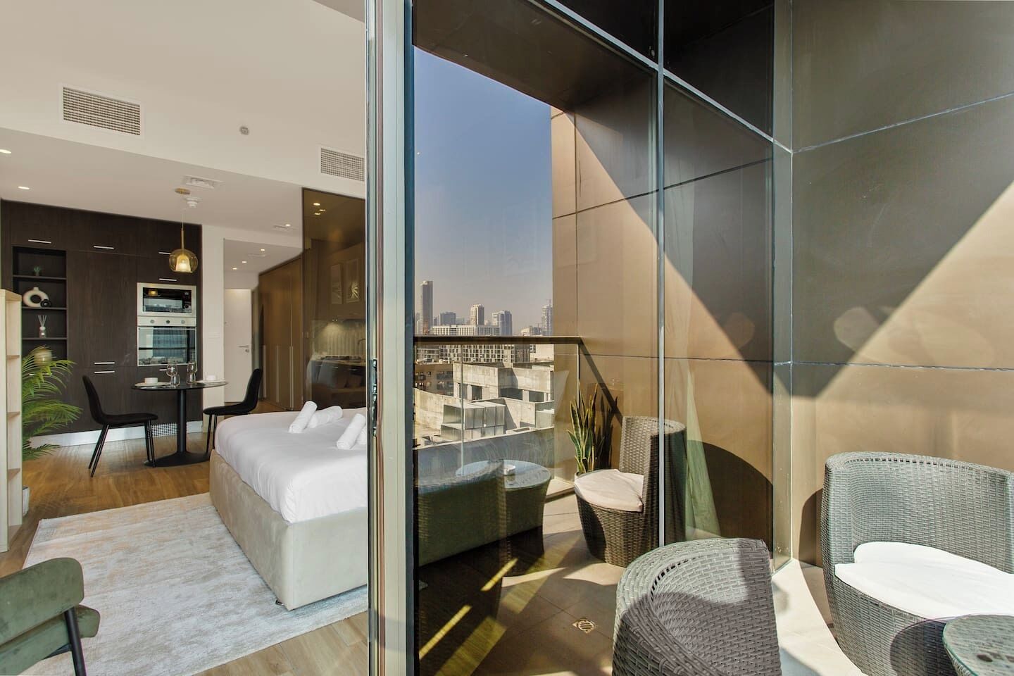 Bureau, fer et planche à repasser, lit parapluie, Wi-Fi