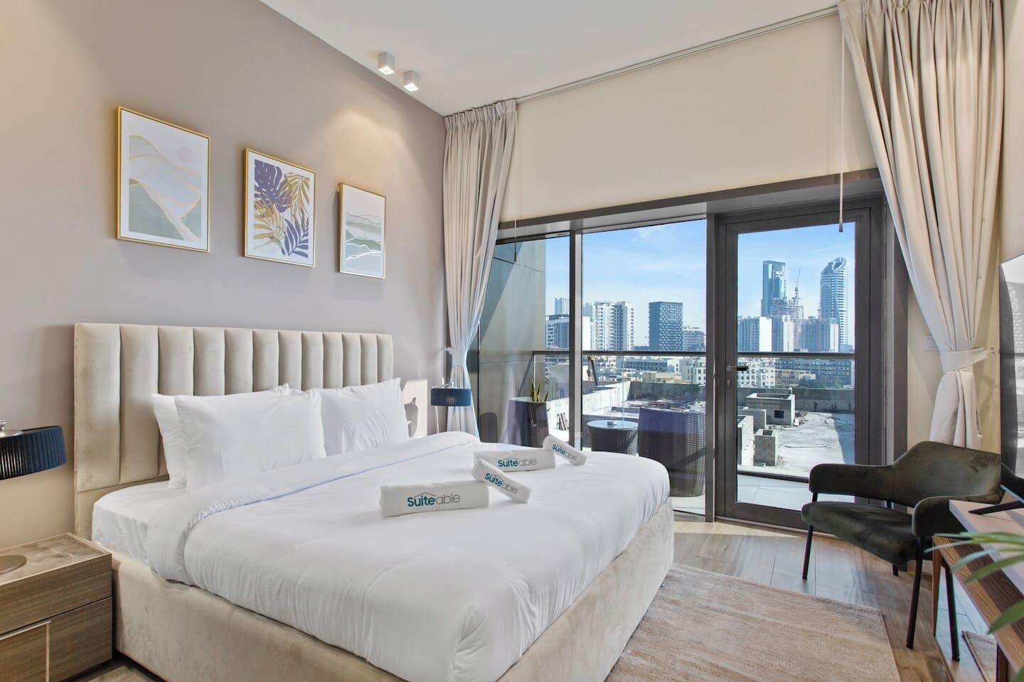 Een bureau, een strijkplank/strijkijzer, reisbedje, wifi