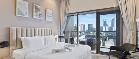 Een bureau, een strijkplank/strijkijzer, reisbedje, wifi