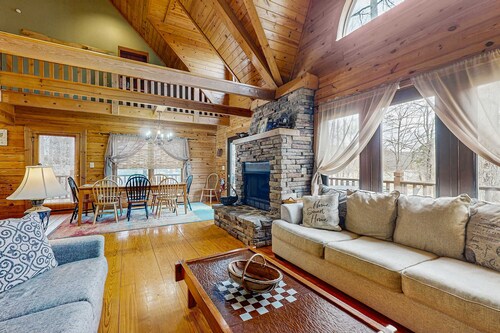 Dog Welcome Lake Home, Sleeps 15・Floating Dock