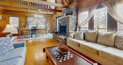 Dog Welcome Lake Home, Sleeps 15・Floating Dock