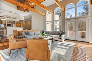 Living area - Custom Norris Lake Home, Sleeps 14・No Wake Zone (New Tazewell)