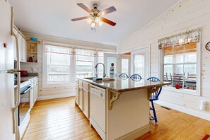 Fridge, microwave, oven, stovetop - Serene Lakefront Home・Dock・Game room・Fire Pit (Dandridge)