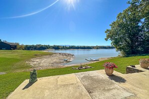 Property grounds - Serene Lakefront Home・Dock・Game room・Fire Pit (Dandridge)