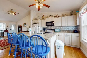 Fridge, microwave, oven, stovetop - Serene Lakefront Home・Dock・Game room・Fire Pit (Dandridge)