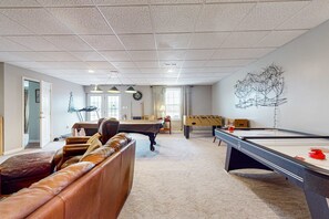 Game room - Serene Lakefront Home・Dock・Game room・Fire Pit (Dandridge)