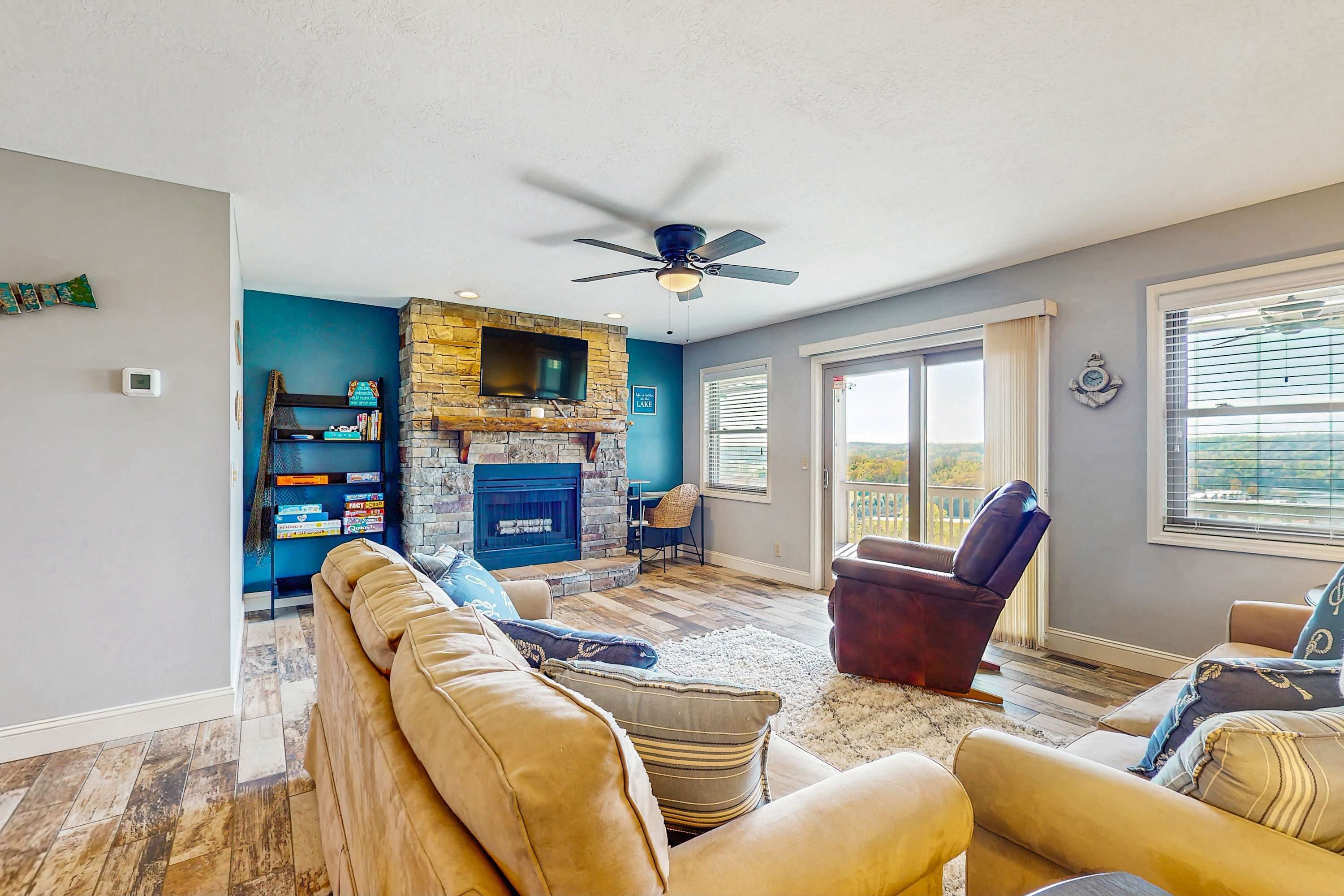 Televisie, een dvd-speler en een kantoor