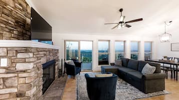 Télévision, cheminée, baby-foot, espaces bureaux