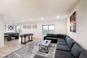 Televisión, chimenea, futbolito y oficina 