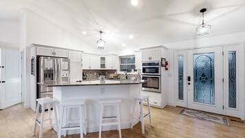 冰箱、微波炉、烤箱、炉灶