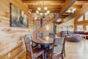 Interior - Cozy 8BR Cabin・Near Downtown・Hot Tub・Views・Games (Gatlinburg)