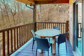 Outdoor dining - Cozy 8BR Cabin・Near Downtown・Hot Tub・Views・Games (Gatlinburg)