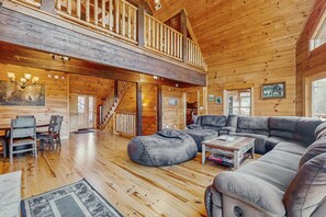 Televisión, chimenea y oficina 