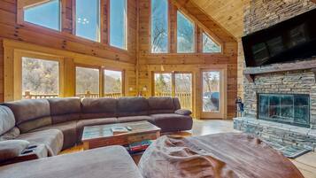 Televisión, chimenea y oficina