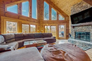 Televisión, chimenea y oficina 