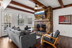 TV, fireplace, offices - Luxury Cabin, Sleeps 8, Game Room, Clubhouse Access (Gatlinburg)