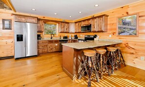 Jääkaappi, mikroaaltouuni, uuni, liesi