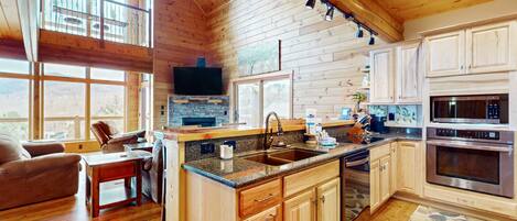 Frigorífico, microondas, horno y placa de cocina