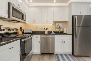 Refrigerador, microondas, parrilla de estufa y cafetera y tetera 