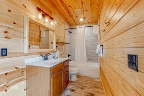 Shower, towels - Spacious Log Cabin・Hot Tub・Screened Porch・Games (Gatlinburg)