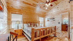 Een houten cabinemaker met een bed, een bureau en een stoel.