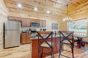 Fridge, microwave, oven, stovetop - Spacious Log Cabin・Hot Tub・Screened Porch・Games (Gatlinburg)