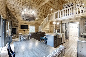 Interior - Family-Friendly Smoky Mtn Retreat・Hot Tub・Views (Gatlinburg)