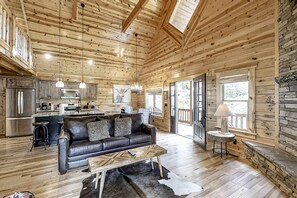 TV, fireplace, offices - Family-Friendly Smoky Mtn Retreat・Hot Tub・Views (Gatlinburg)
