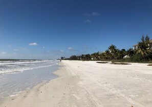 Beach nearby - Casa Bella D - Steps to Sand (Fort Myers Beach)