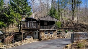 A two-story stone house with a balcony, a stone entryway, and a paved driveway. - 1 Mi. from Downtown Gatlinburg・Games・River View (Gatlinburg)