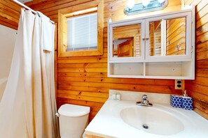 Shower, towels, shampoo - River View Retreat Near Downtown・Trail・River View (Gatlinburg)