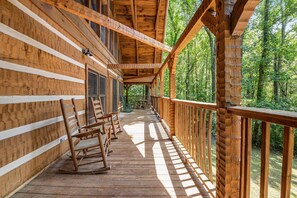 Terrace/patio - Serene Cabin Hideaway・Hot Tub・Games・Near Downtown (Sevierville)
