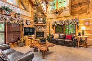 TV, fireplace, DVD player, offices - Serene Cabin Hideaway・Hot Tub・Games・Near Downtown (Sevierville)
