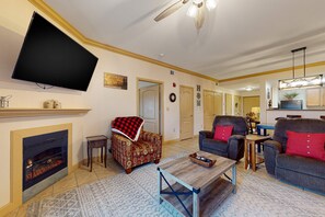 TV, DVD player, offices - Charming Mtn View Condo, Sleeps 6, 2 Pools, Hot Tub (Pigeon Forge)