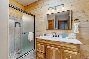 Shower, hair dryer, towels - Resort Cabin, Sleeps 10, Hot Tub, Pool Table, Deck (Pigeon Forge)