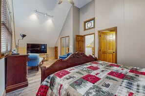 3 bedrooms, iron/ironing board, WiFi, bed sheets - Resort Cabin, Sleeps 10, Hot Tub, Pool Table, Deck (Pigeon Forge)