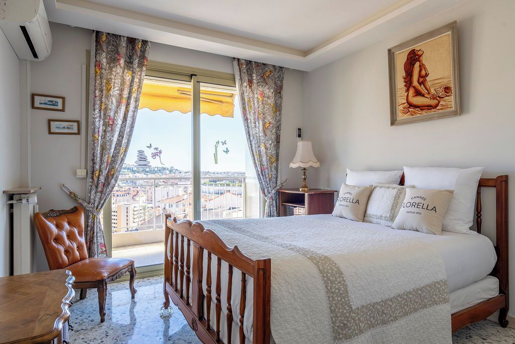 Iron/ironing board, Internet, bed sheets