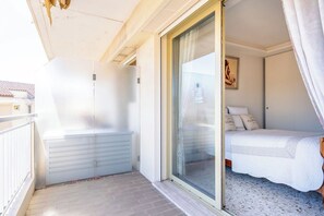 1 bedroom, iron/ironing board, Internet, bed sheets - Les Antilles avec balcon et vue mer panoramique (Cannes)