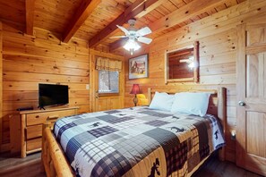 2 bedrooms, Internet, bed sheets - Log Cabin, for 6, Hot Tub, Pool Access, Near Parkway (Pigeon Forge)