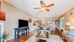 A living room with a ceiling fan, a TV, a coffee table, and a sofa. - Mtn View Condo, Sleeps 8, Pool W Lazy River, Hot Tub (Pigeon Forge)