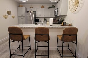 Fridge, microwave, oven, stovetop - Serene Getaway, Sleeps 6・Near Downtown & Parks (Pigeon Forge)