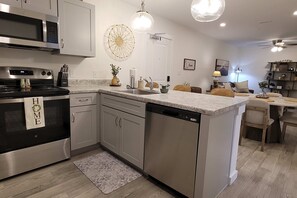 Fridge, microwave, oven, stovetop - Serene Getaway, Sleeps 6・Near Downtown & Parks (Pigeon Forge)