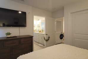 2 bedrooms, iron/ironing board, WiFi, bed sheets - Serene Getaway, Sleeps 6・Near Downtown & Parks (Pigeon Forge)