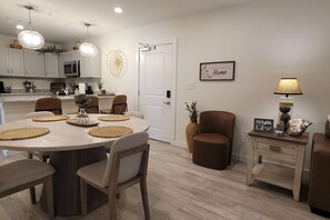 Dining - Serene Getaway, Sleeps 6・Near Downtown & Parks (Pigeon Forge)
