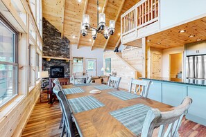 Dining - Hillside Cabin, Sleeps 10・Hot Tub・Stunning Views (Townsend)