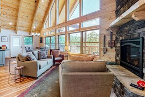 TV, fireplace, DVD player, offices - Hillside Cabin, Sleeps 10・Hot Tub・Stunning Views (Townsend)