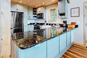 Fridge, microwave, oven, stovetop - Hillside Cabin, Sleeps 10・Hot Tub・Stunning Views (Townsend)