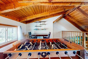 Game room - 2 Story Charming Cabin, Sleeps 8, Firepit, Hot Tub (Sevierville)