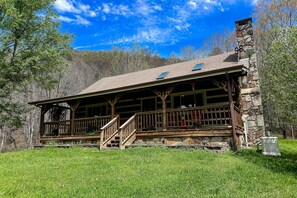 Exterior - 2 Story Charming Cabin, Sleeps 8, Firepit, Hot Tub (Sevierville)